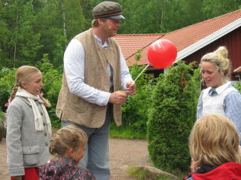 Alfred und Lina mit dem Luftballon