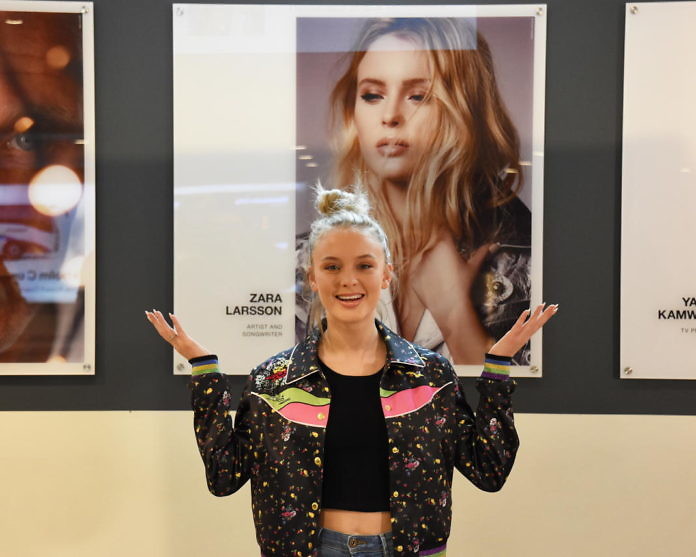 Flughafen Stockholm-Arlanda: Macht mal ein Bild mit Zara Larsson!
